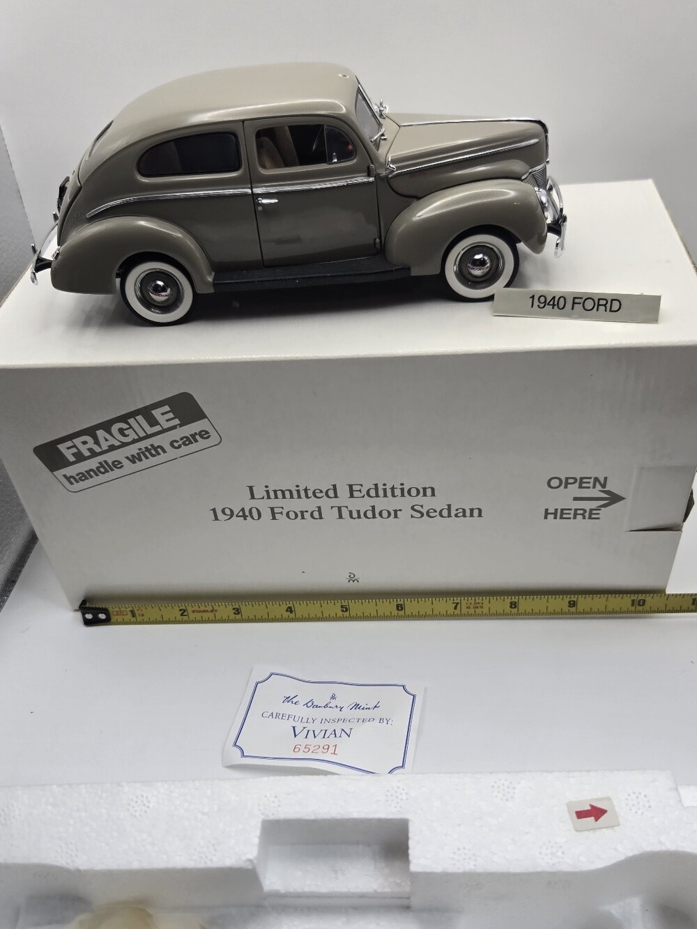 Danbury Mint 1:24 Scale Limited Edition 1940 Ford Deluxe Tudor Sedan